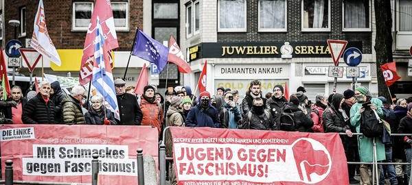 Mehrere Hundert Menschen demonstrieren in Essen gegen Politik