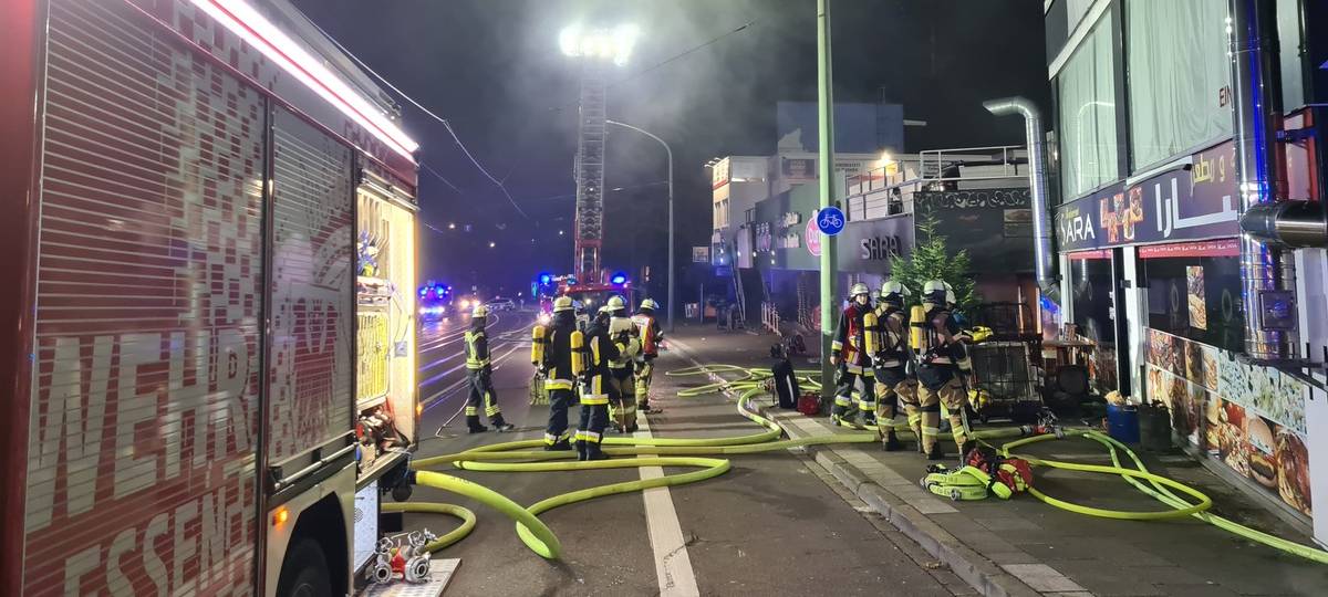 Brände in Essen in der Nacht - Restaurant brennt komplett