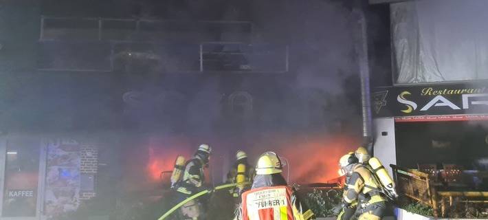 Brände in Essen in der Nacht - Restaurant brennt komplett