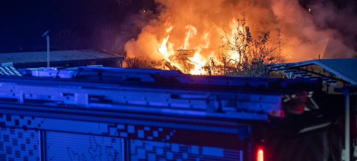 Kleingartenlaube brennt in Essen - starker Rauch