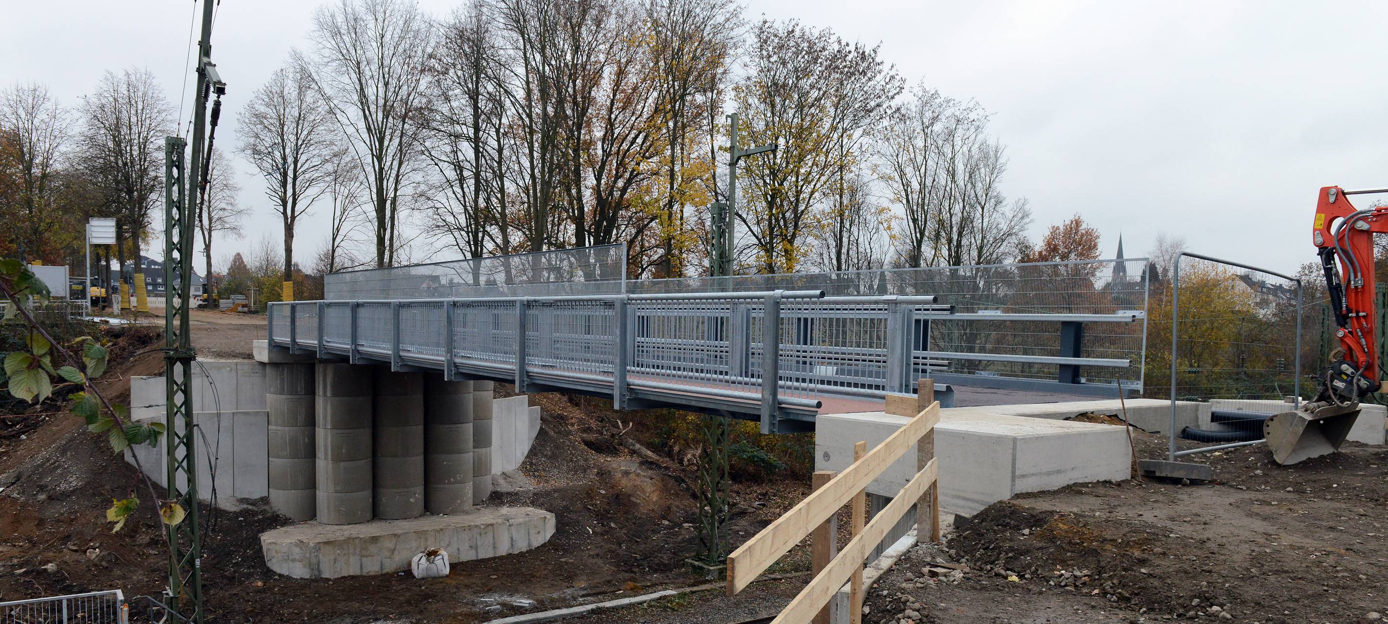 Neue Brücke in Essen: Verbindungsstraße und Bahnstrecke wieder frei