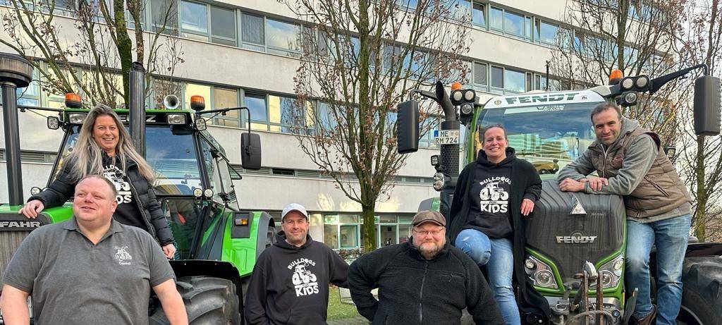 Spendenaktion in Essen mit Tauziehen - Mensch gegen Trecker