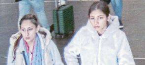 Polizei Essen sucht mit Foto: Diebinnen zahlen Toilette mit geklauter Kreditkarte