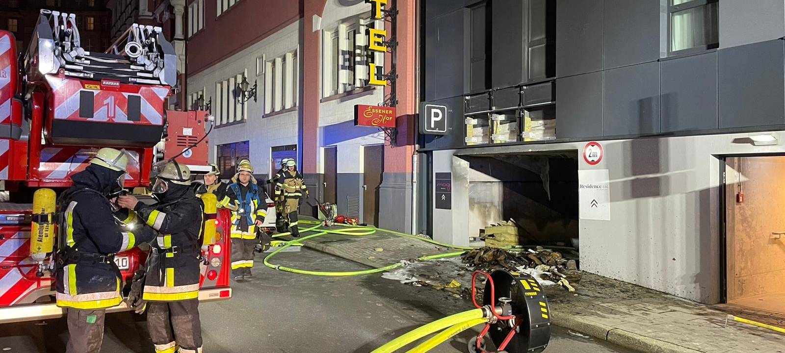 Müllcontainer in Essen brennen - Hotel wird geräumt