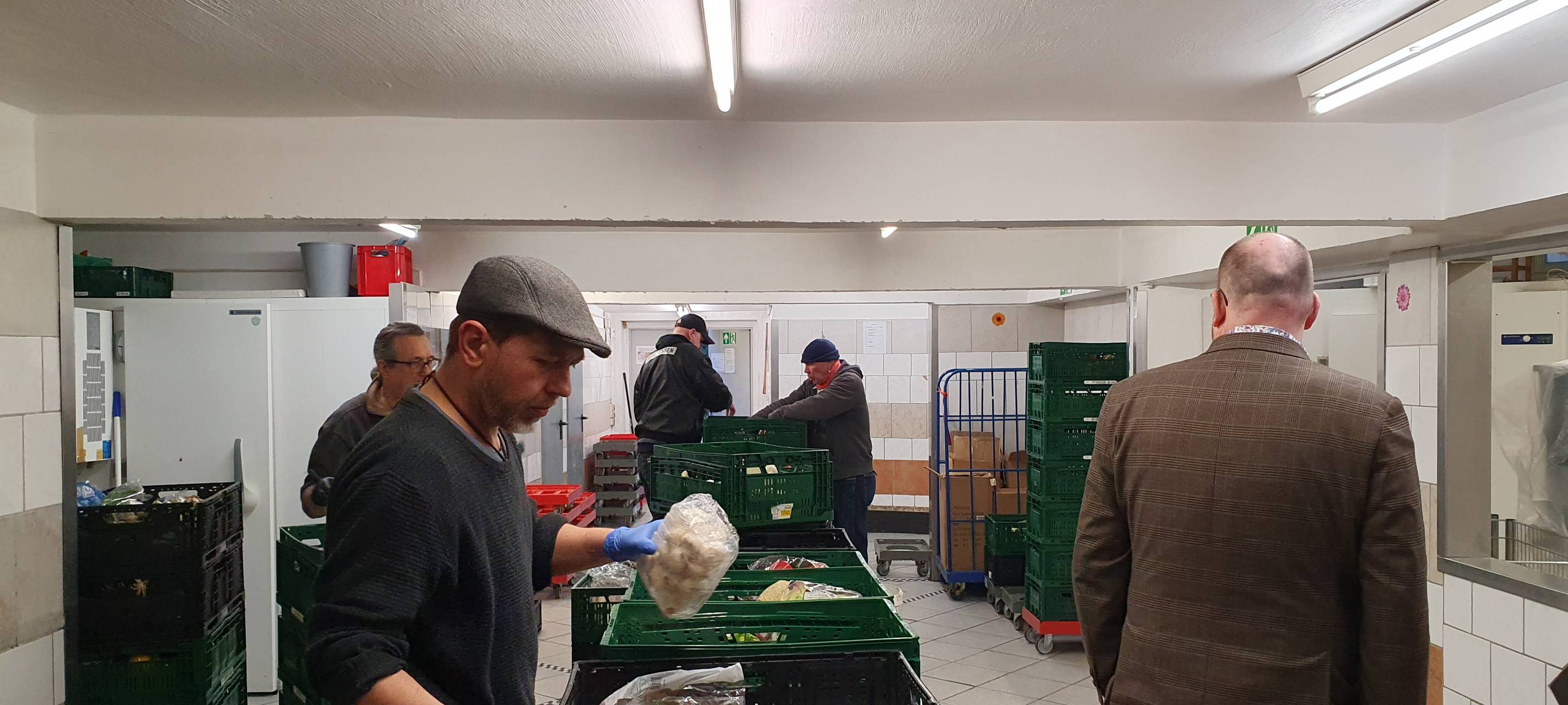 400 Kisten Lebensmittel - Große Spende für Essener Tafel