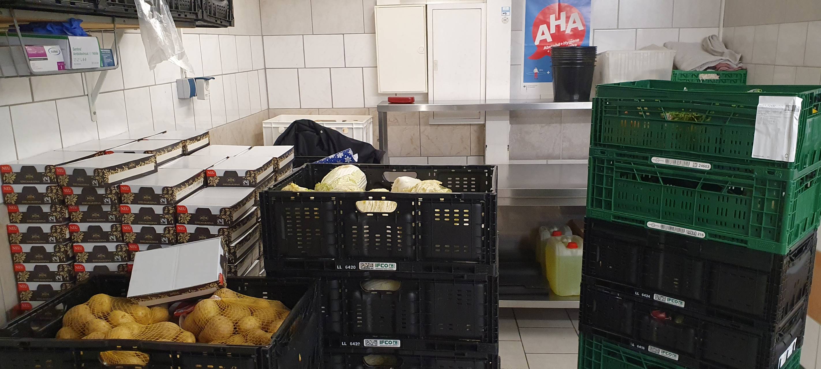 400 Kisten Lebensmittel - Große Spende für Essener Tafel