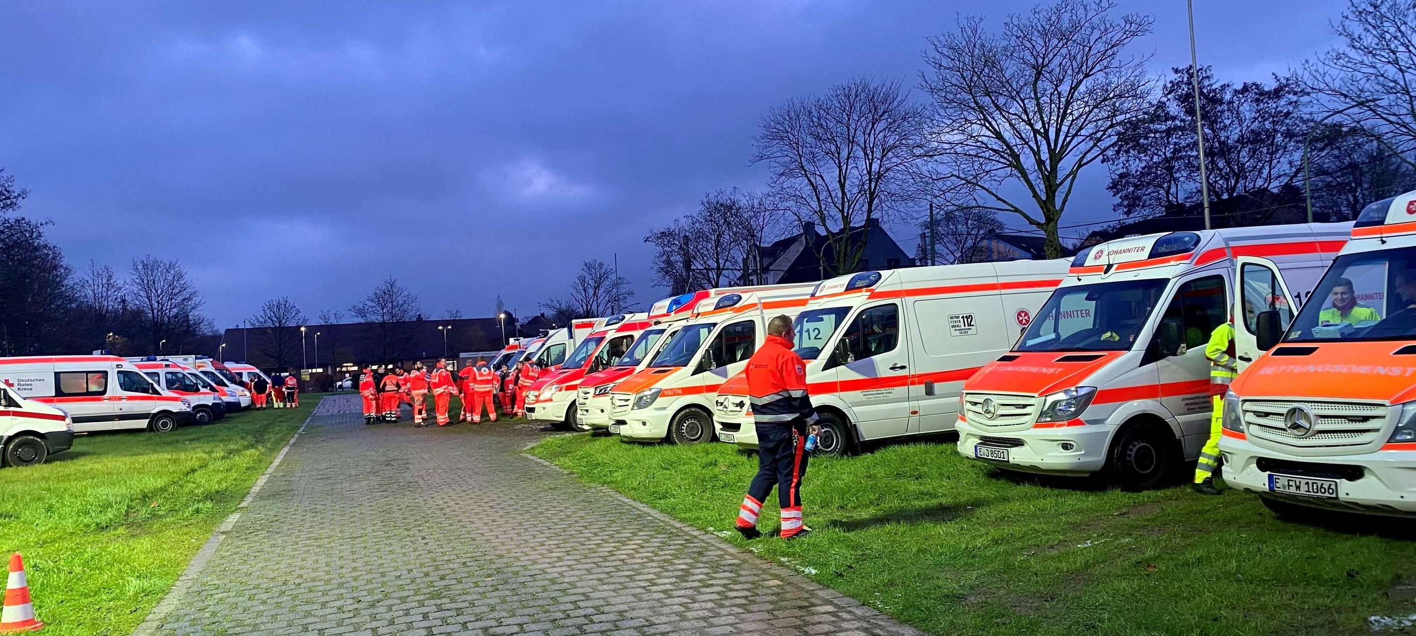 Johanniter-Flotte bei Bombenentschärfung in Essen-Frintrop