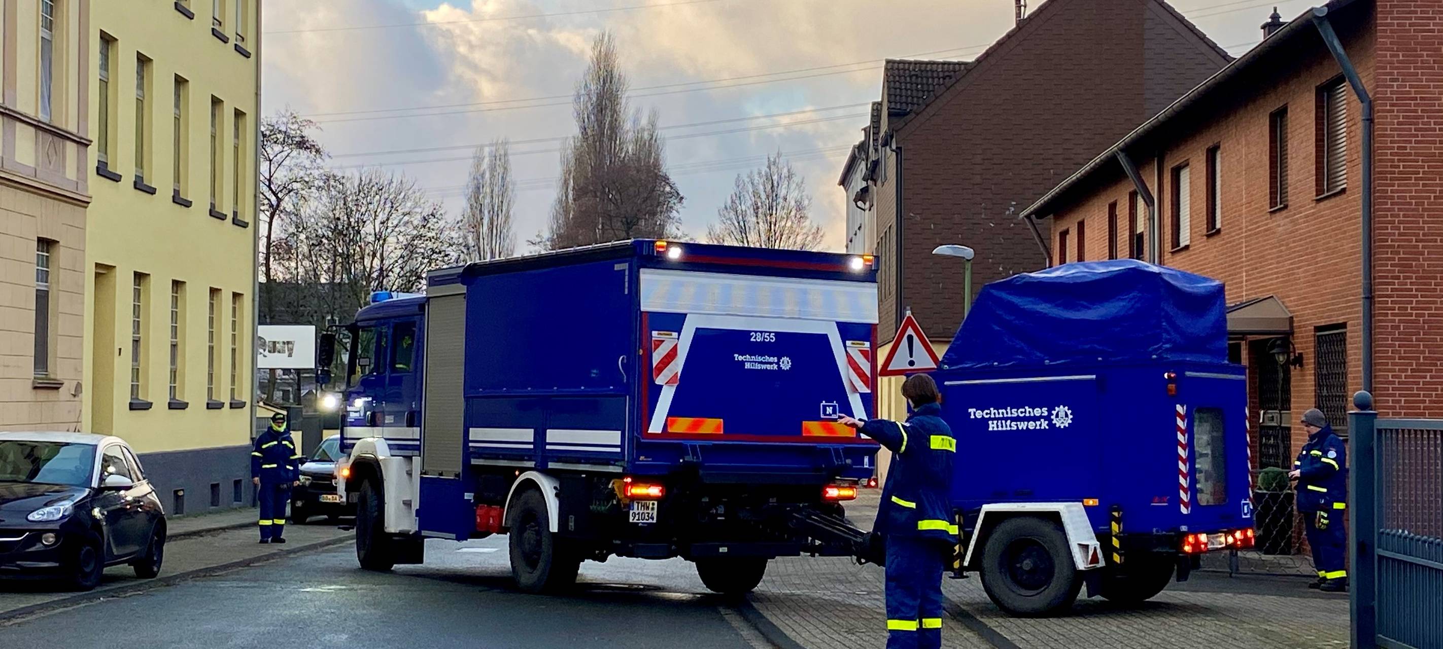 Lichtwagen des THW Essen für Bombenentschärfung in Frintrop
