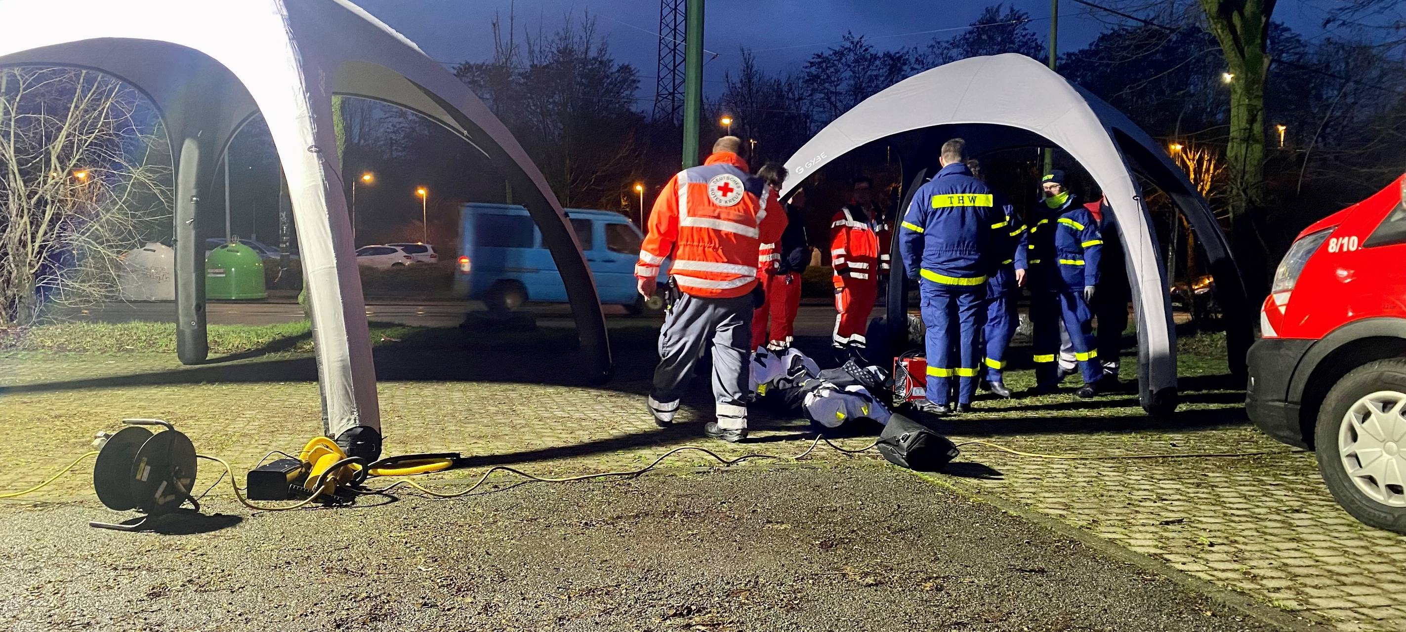 Wärmezelte für Hilfskräfte bei Bombenentschärfung in Essen-Frintrop