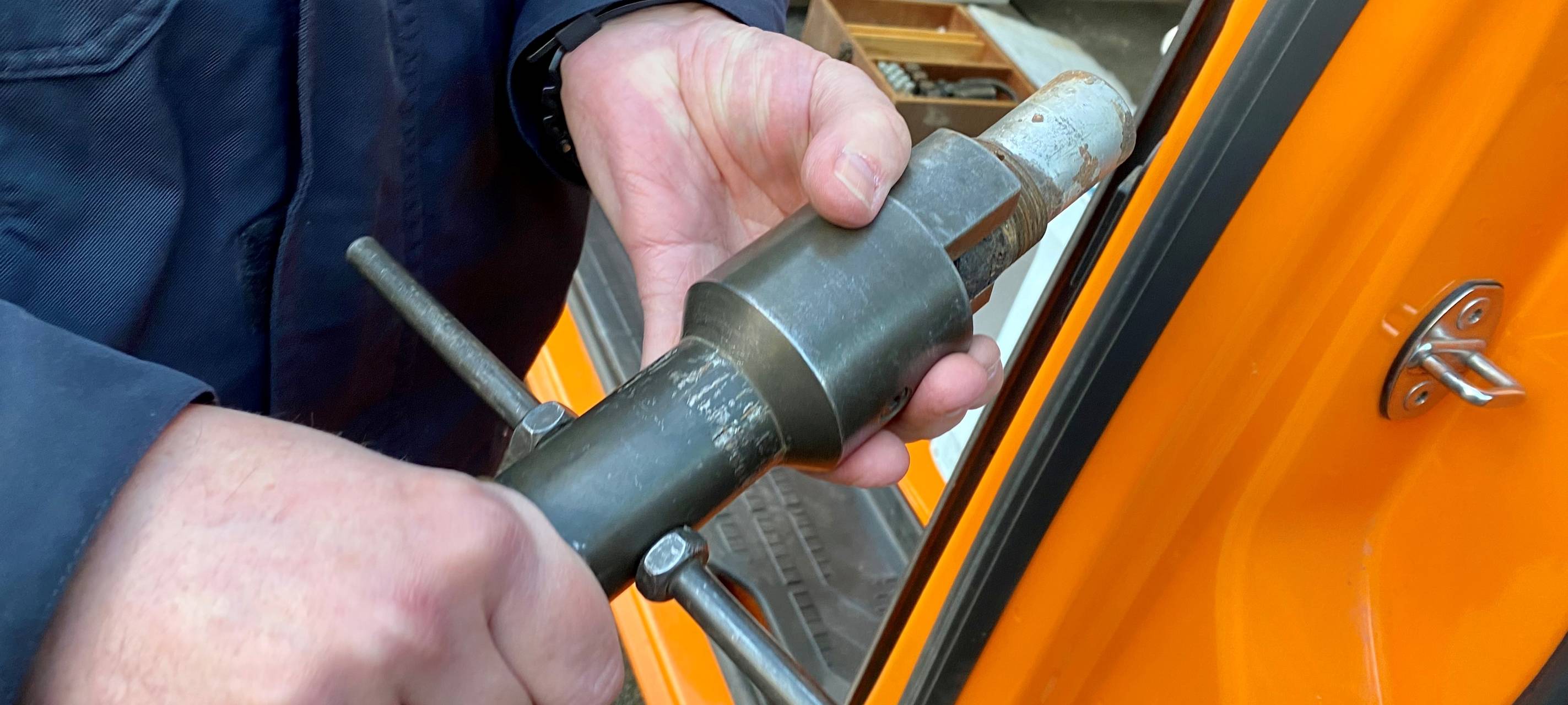 Ein SAP-Schlüssel zum Herausdrehen des Zünders an der Bombe in Essen-Frintrop