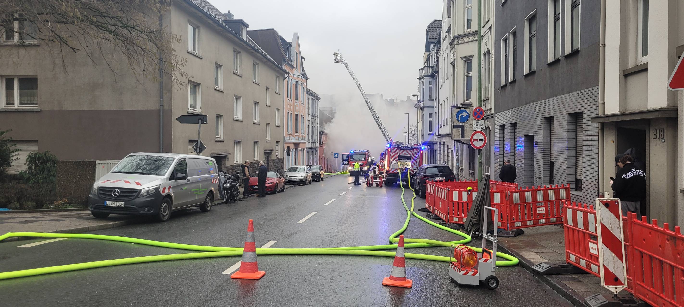 Essen: Feuer-Alarm wegen Brand am Zehnthof - Rauchwolke über Essen