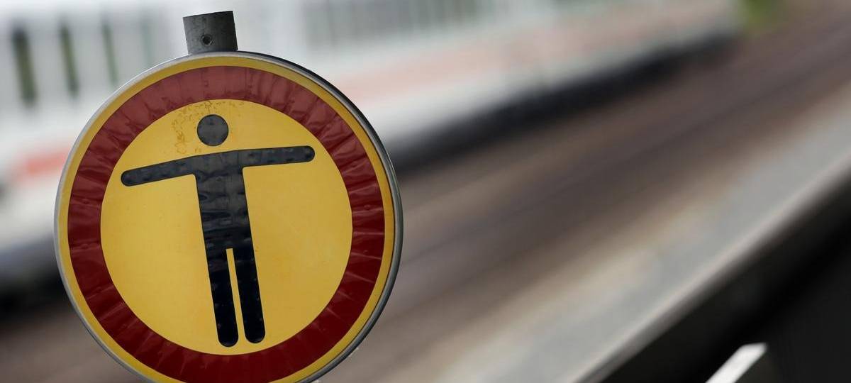 Streit in Essen: Männer fallen auf Gleise