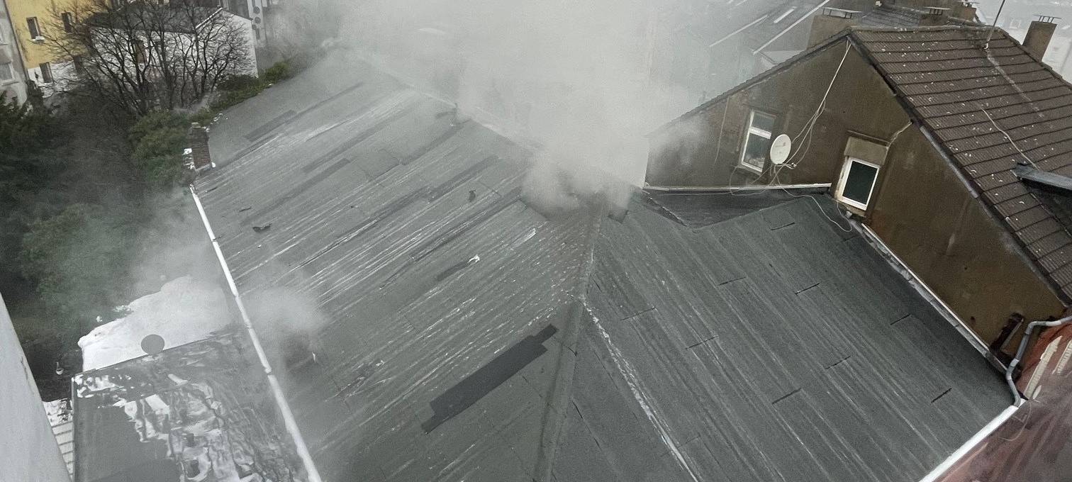 Nach Brand in Essen: Polizei sichert Beweise vor Ort