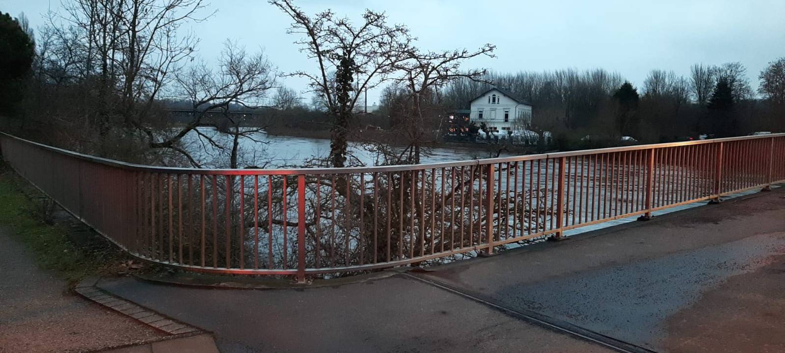 Pegel in Essen wieder knapp unter Hochwasser-Grenze
