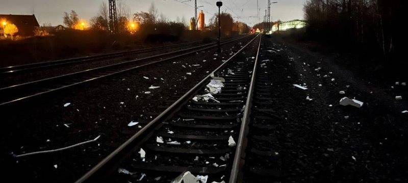 Zug in Essen kollidiert mit Kühlschränken - Wer hat etwas gesehen?