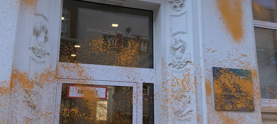 Klimaprotest in Essen: Letzte Generation beschmiert RWE-Zentrale