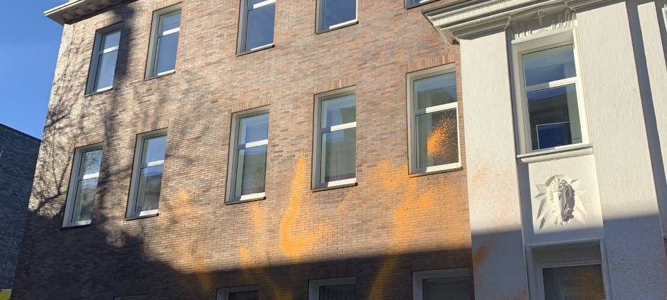 Klimaprotest in Essen: Letzte Generation beschmiert RWE-Zentrale