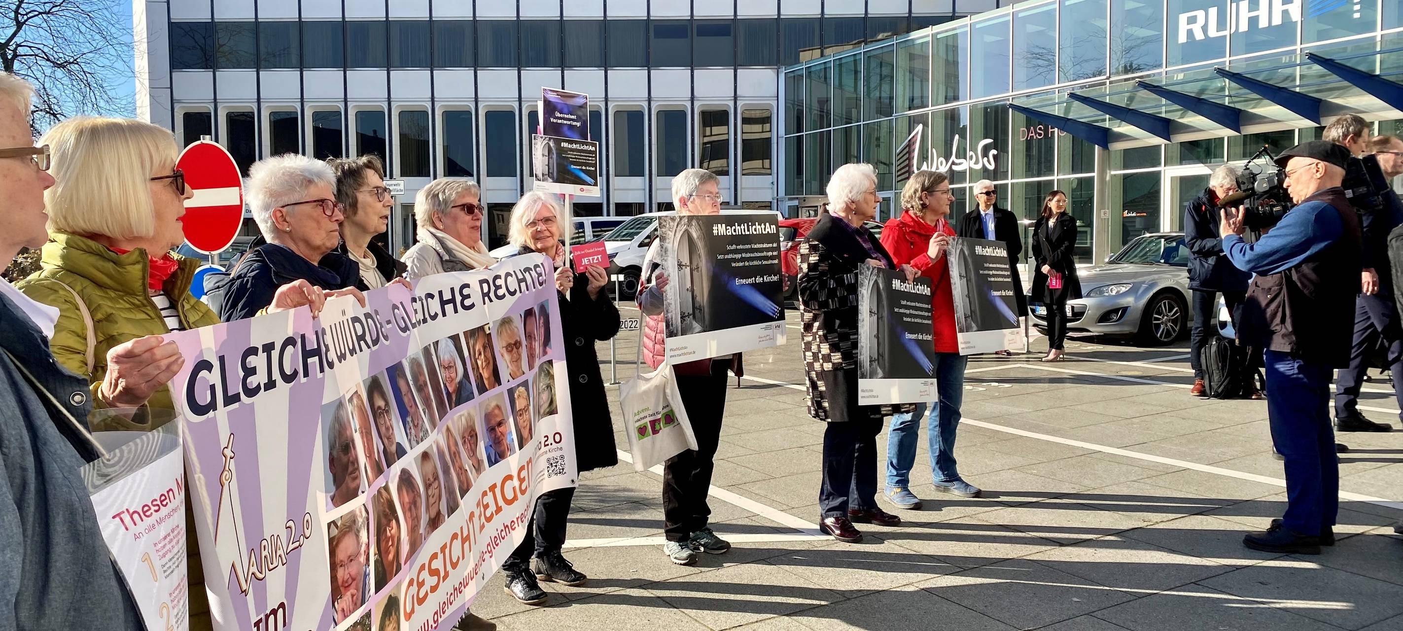 Mahnwache in Essen gegen Missbrauch in der Kirche