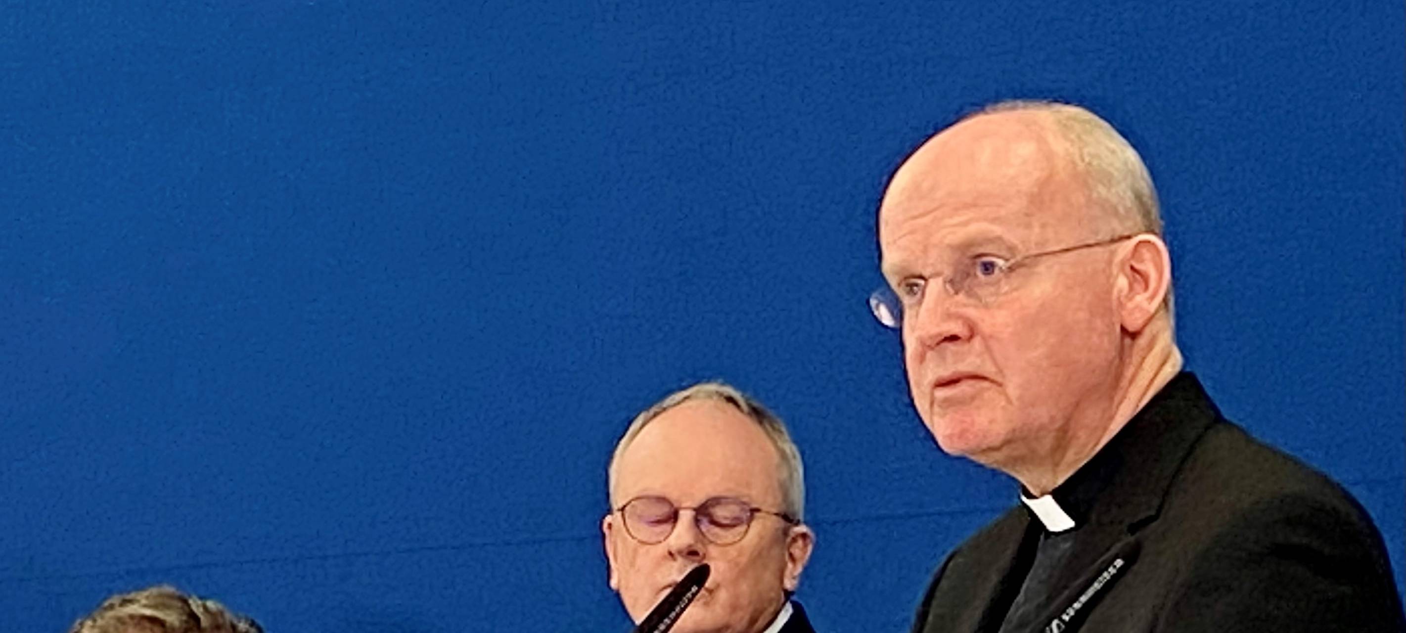 Ruhrbischof Overbeck bei Pressekonferenz in Essen zur Missbrauch-Studie