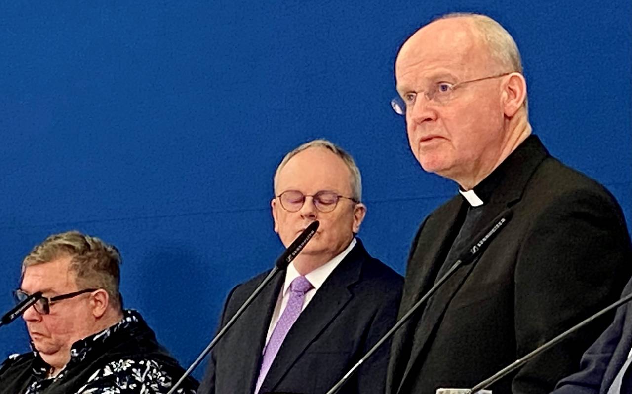 Ruhrbischof Overbeck bei Pressekonferenz in Essen zur Missbrauch-Studie
