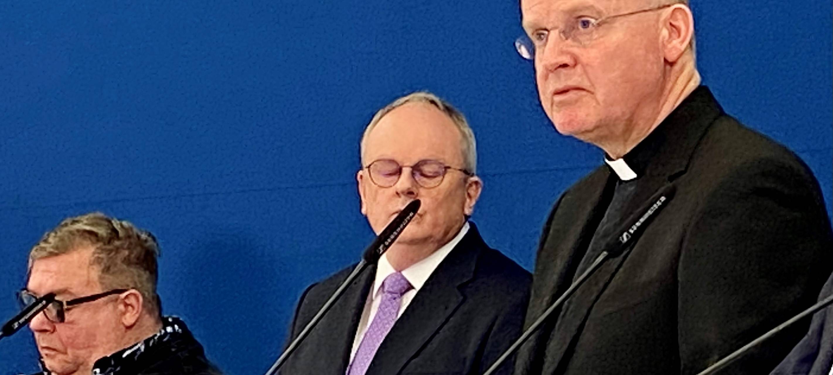 Ruhrbischof Overbeck bei Pressekonferenz in Essen zur Missbrauch-Studie