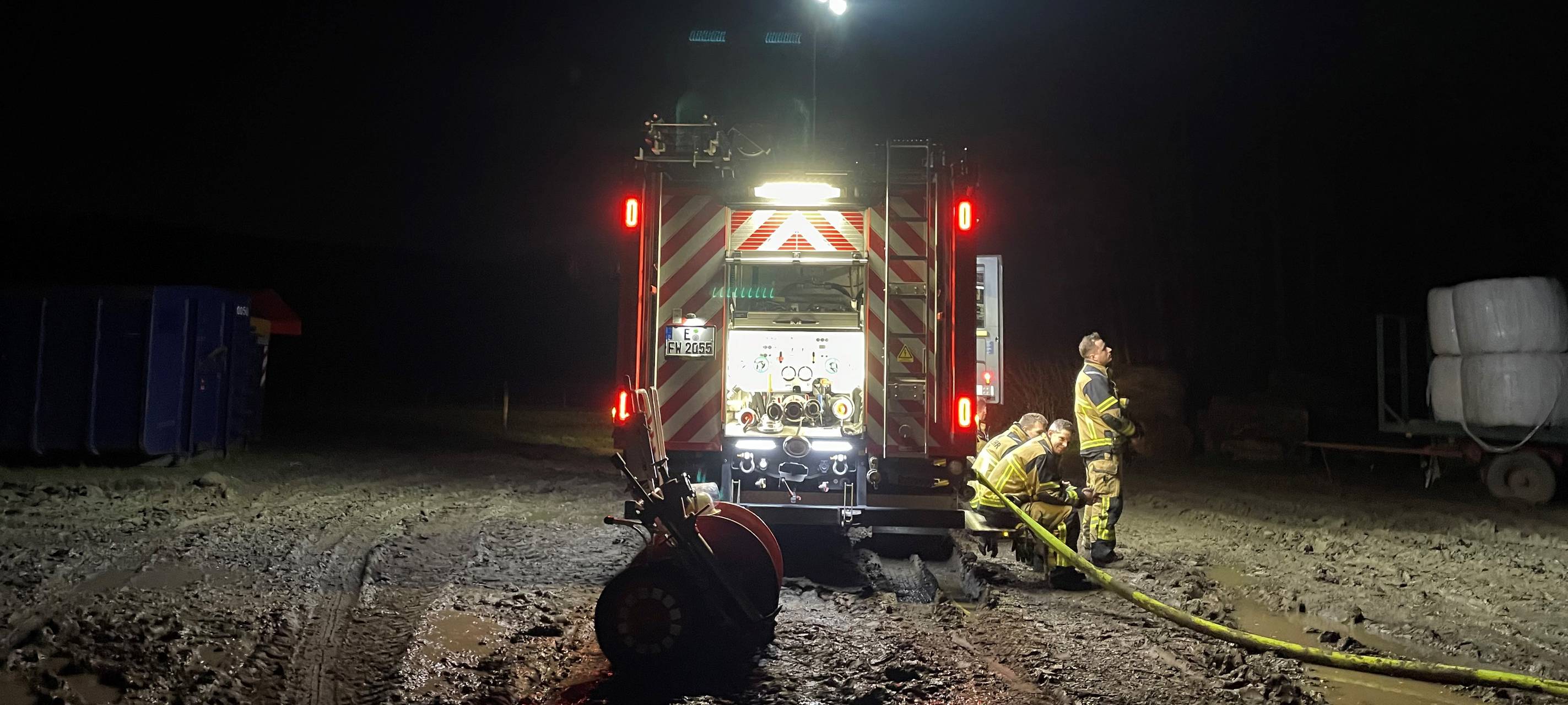 Strohballen-Brand in Essen löst langen Feuerwehreinsatz aus