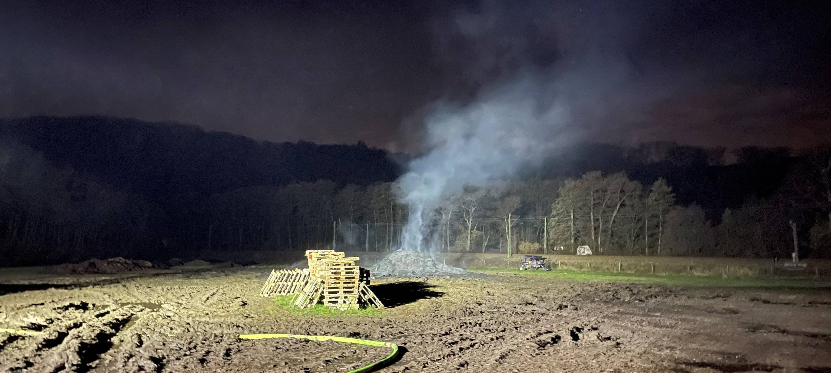 Strohballen-Brand in Essen löst langen Feuerwehreinsatz aus