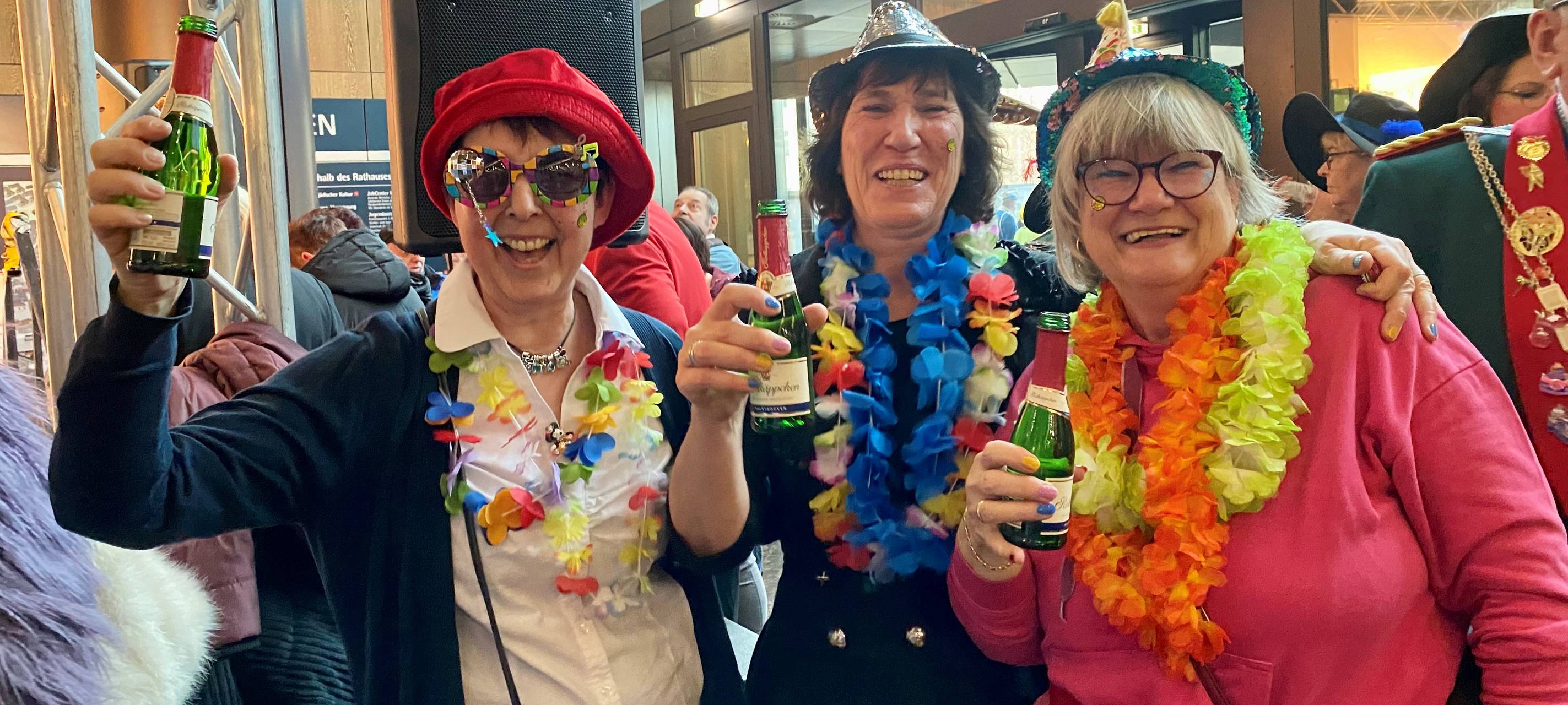 Altweiber in Essen: Karnevalisten feiern Rathaussturm - Endlich wieder!