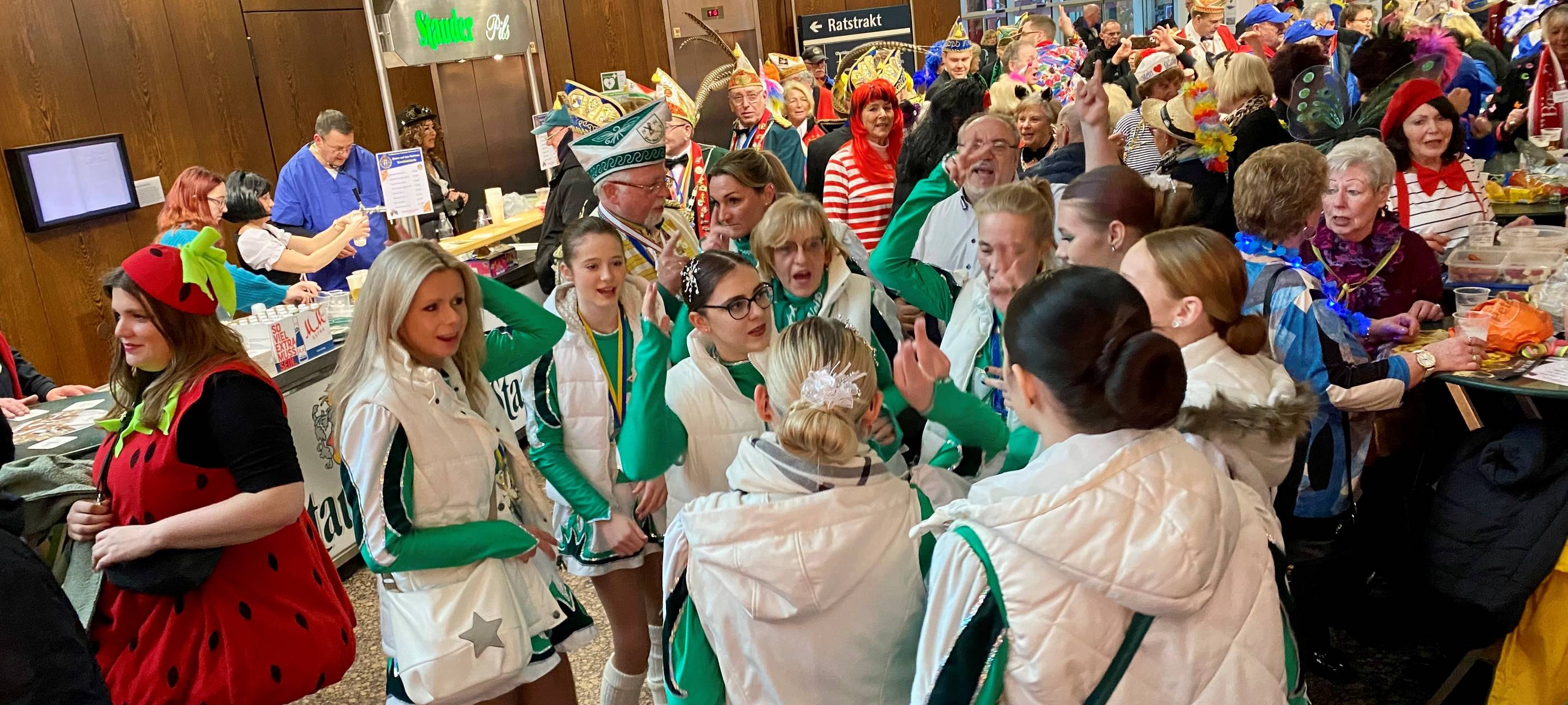 Altweiber in Essen: Karnevalisten feiern Rathaussturm - Endlich wieder!