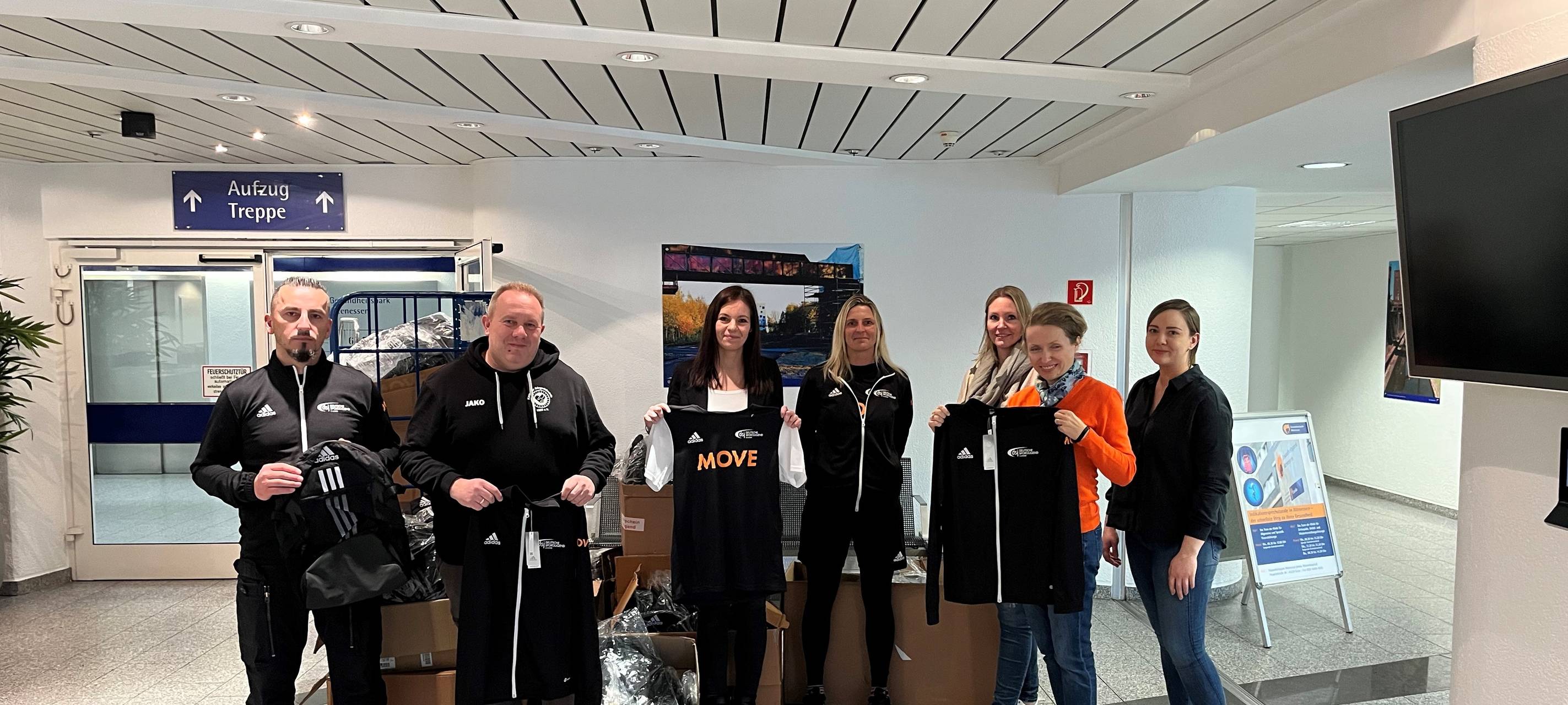 Spende in Essen: Ukrainische Kinder bekommen Sportklamotten