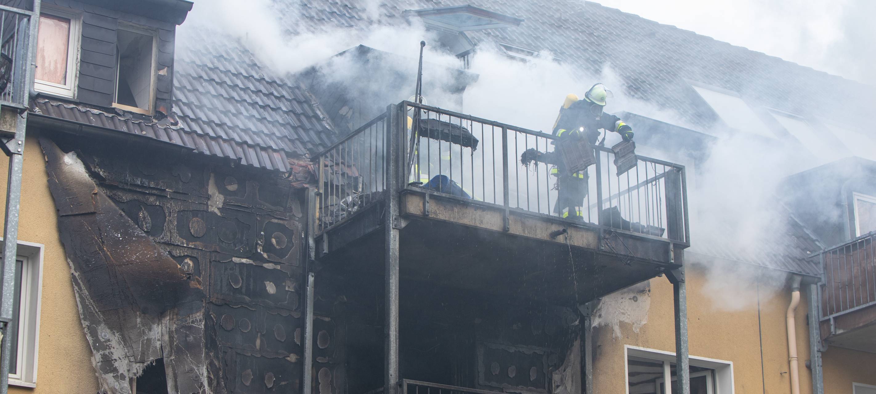 Großer Brand in Essen - Feuer frisst sich durch Etagen von Mehrfamilienhaus