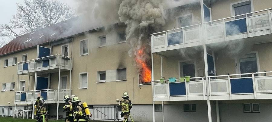 Brand in Essen: Feuerwehr rettet bewusstlosen Mann