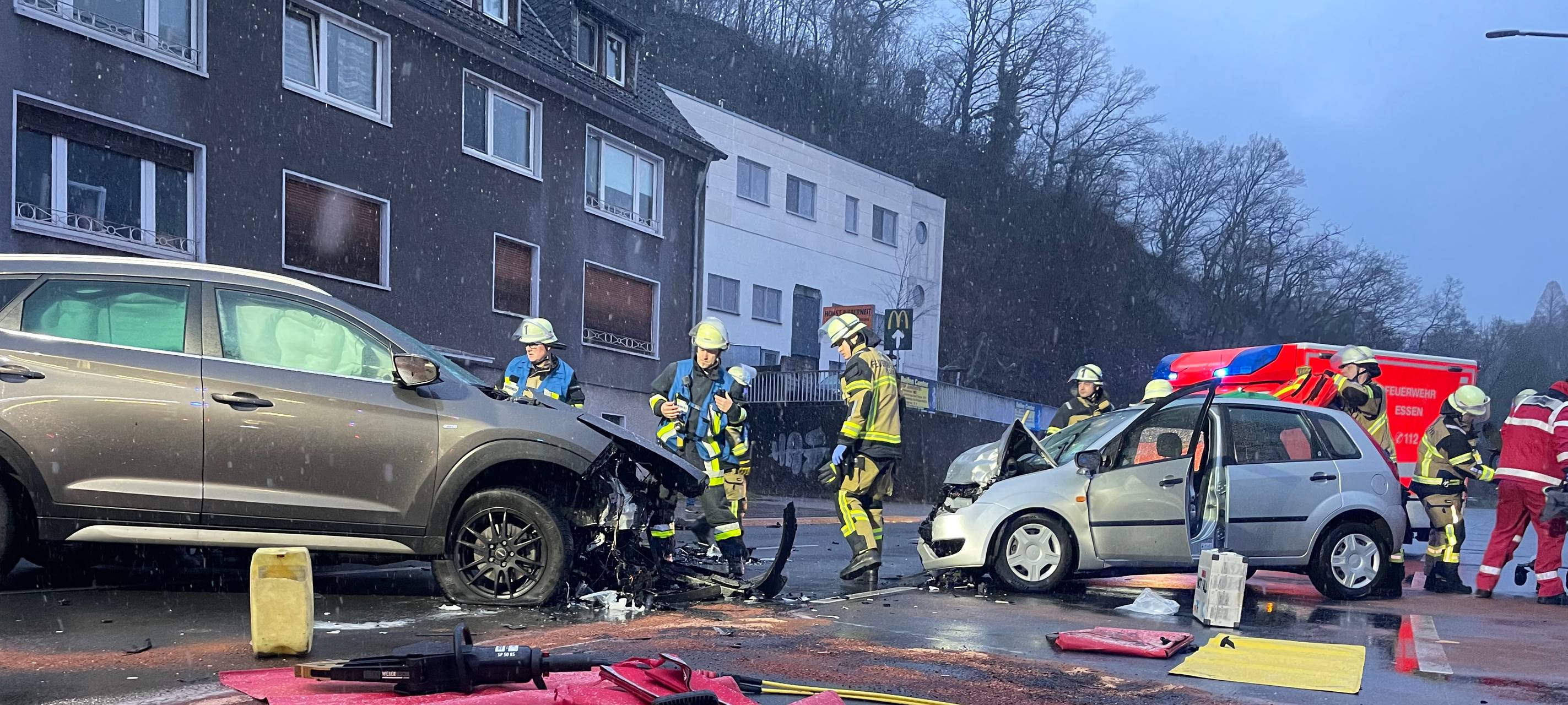 Unfall in Essen sorgt für Straßen-Sperrung - Achtung Autofahrer