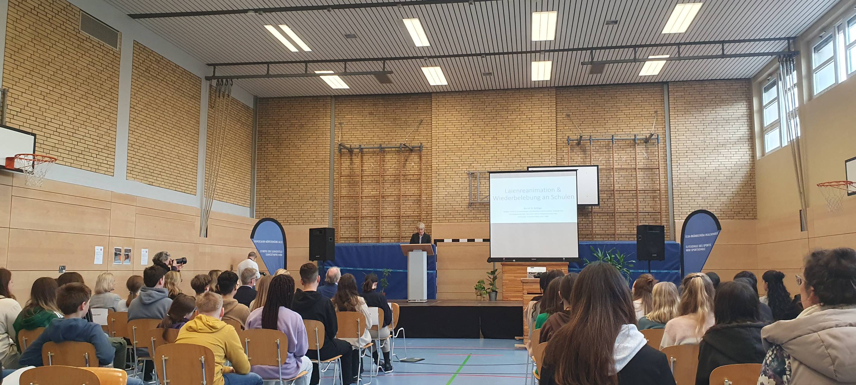 Reanimation in Essen: Schule trainiert für den Notfall