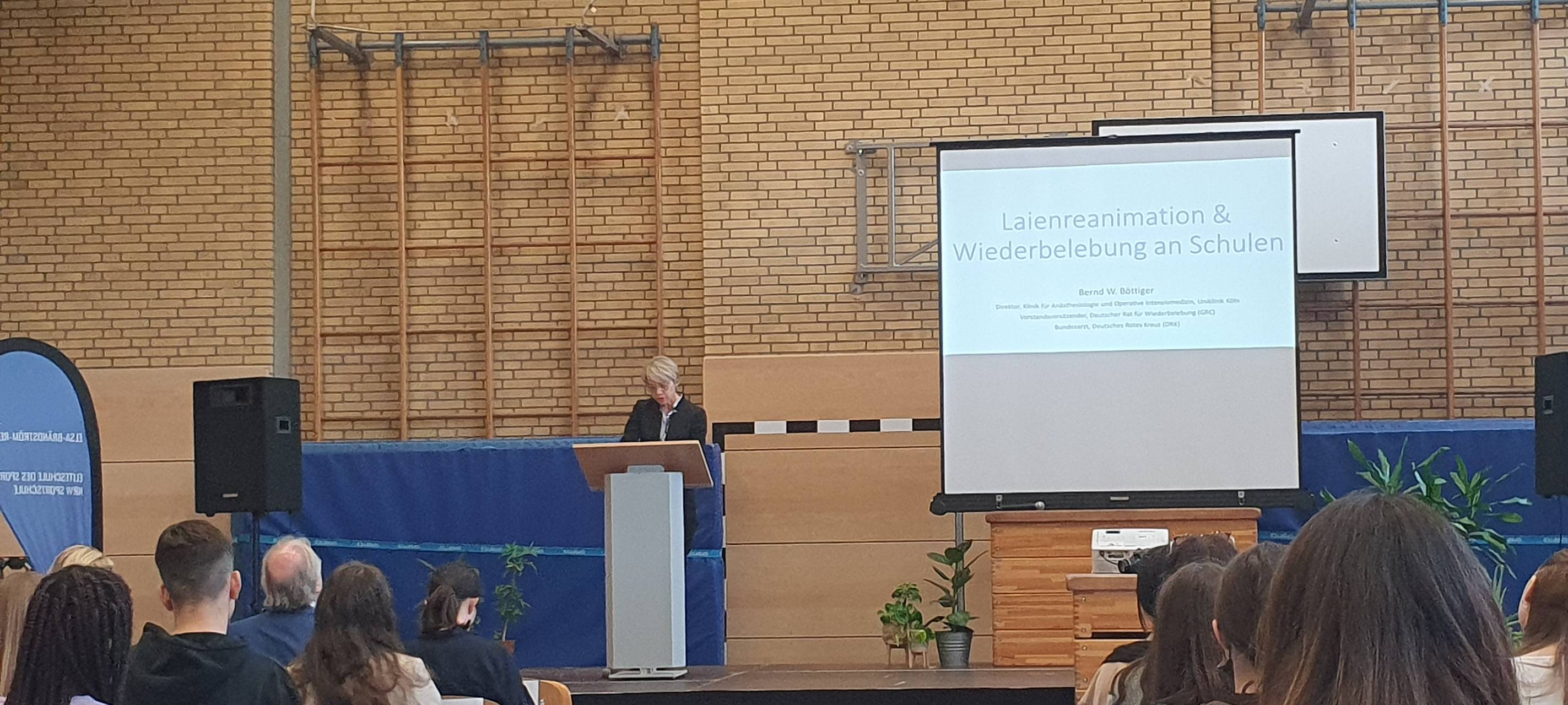 Reanimation in Essen: Schule trainiert für den Notfall