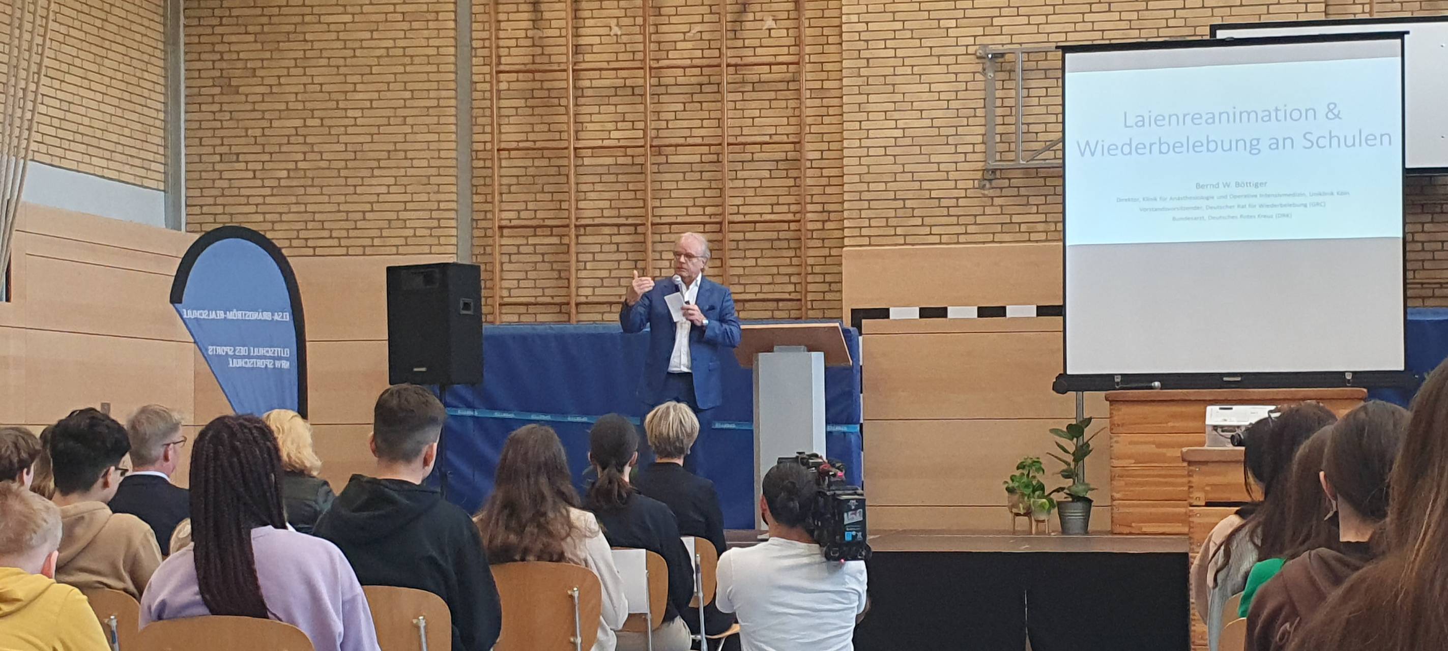 Reanimation in Essen: Schule trainiert für den Notfall