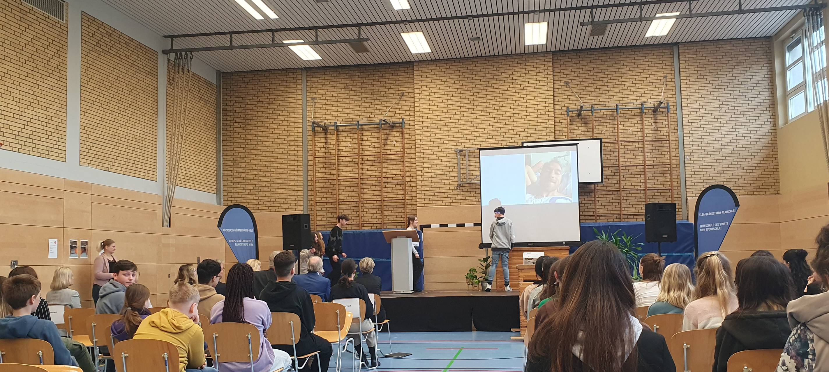 Reanimation in Essen: Schule trainiert für den Notfall