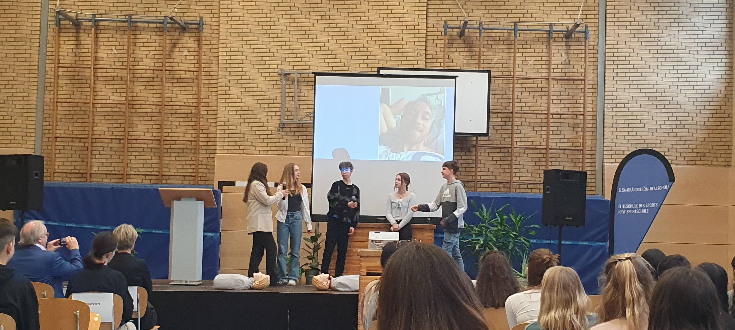 Reanimation in Essen: Schule trainiert für den Notfall