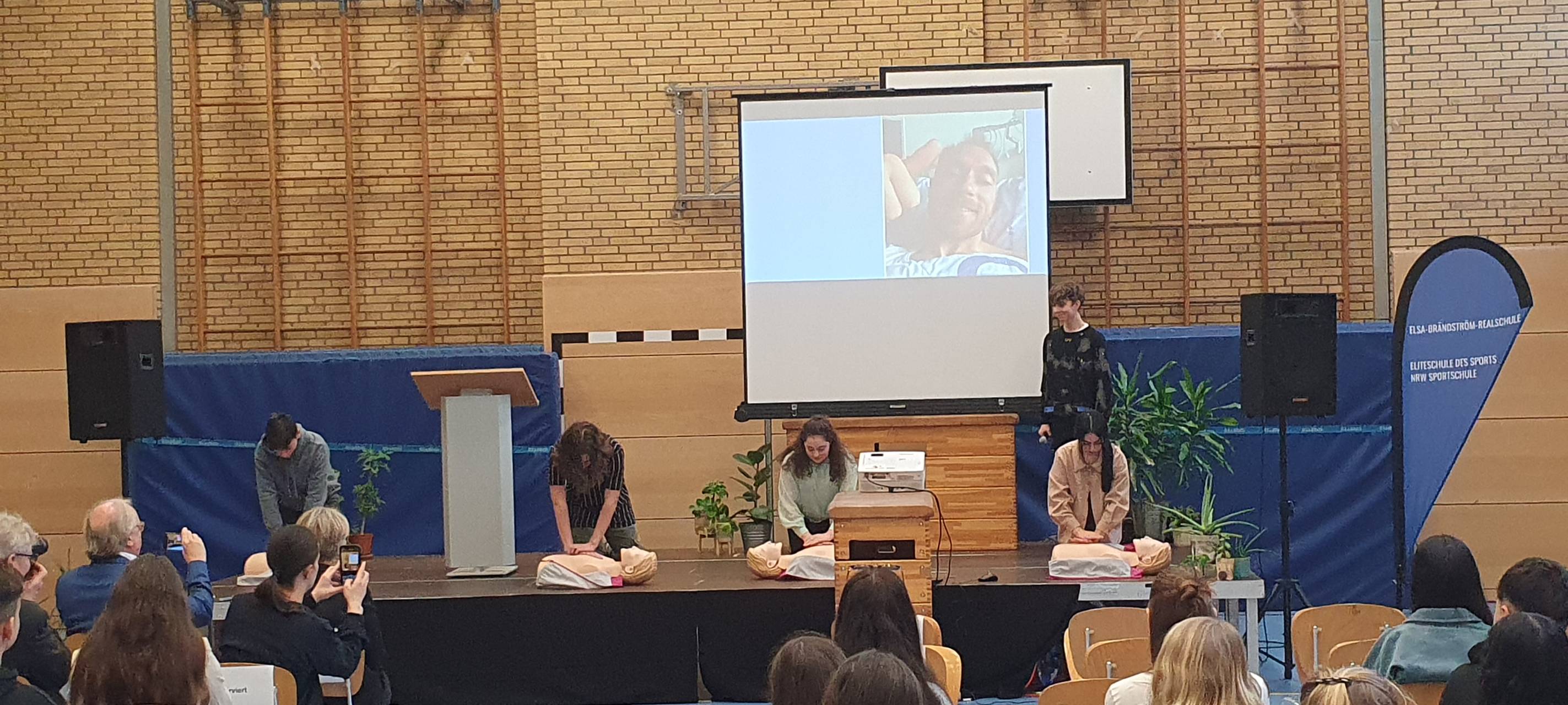 Reanimation in Essen: Schule trainiert für den Notfall