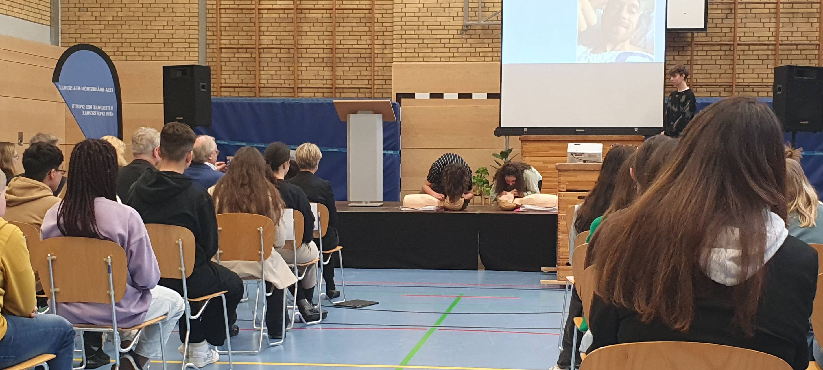 Reanimation in Essen: Schule trainiert für den Notfall