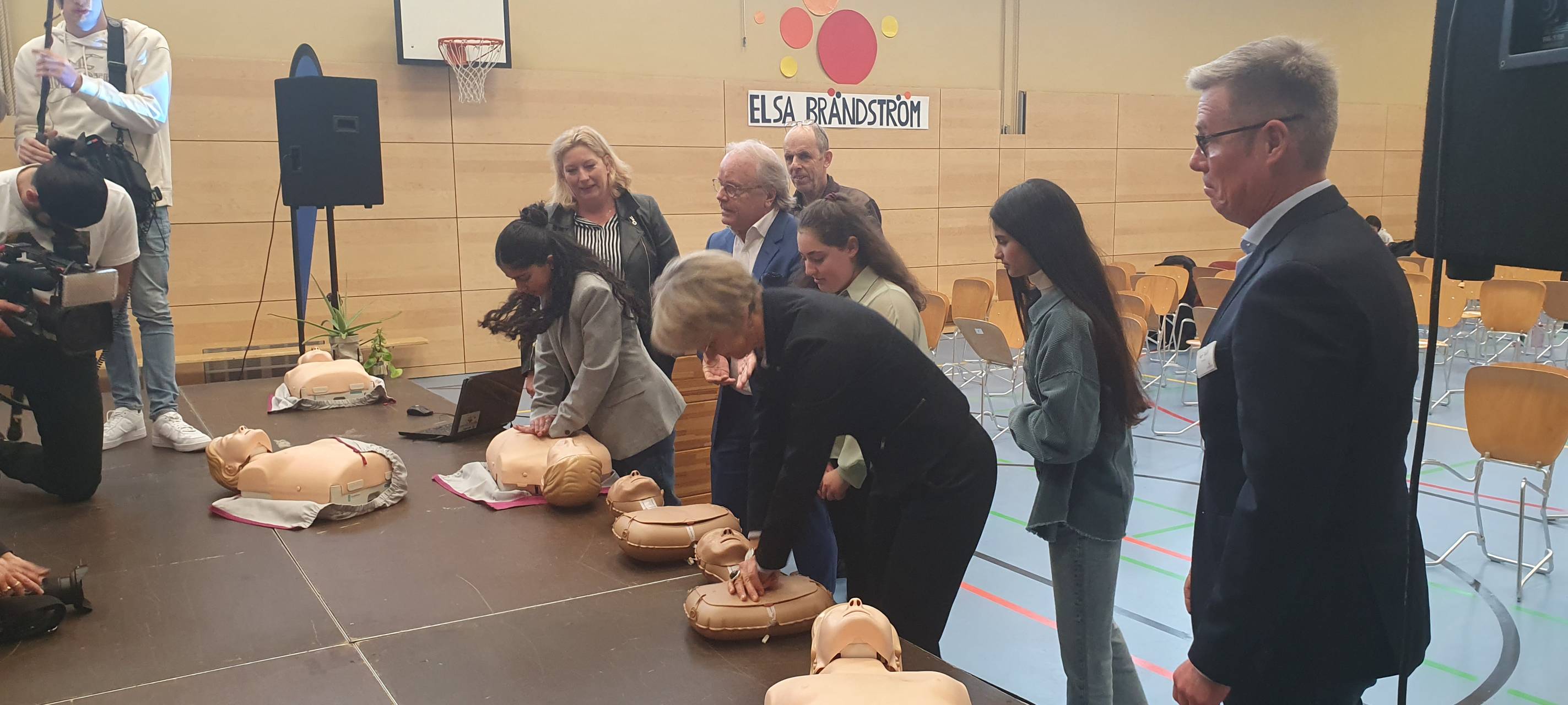 Reanimation in Essen: Schule trainiert für den Notfall