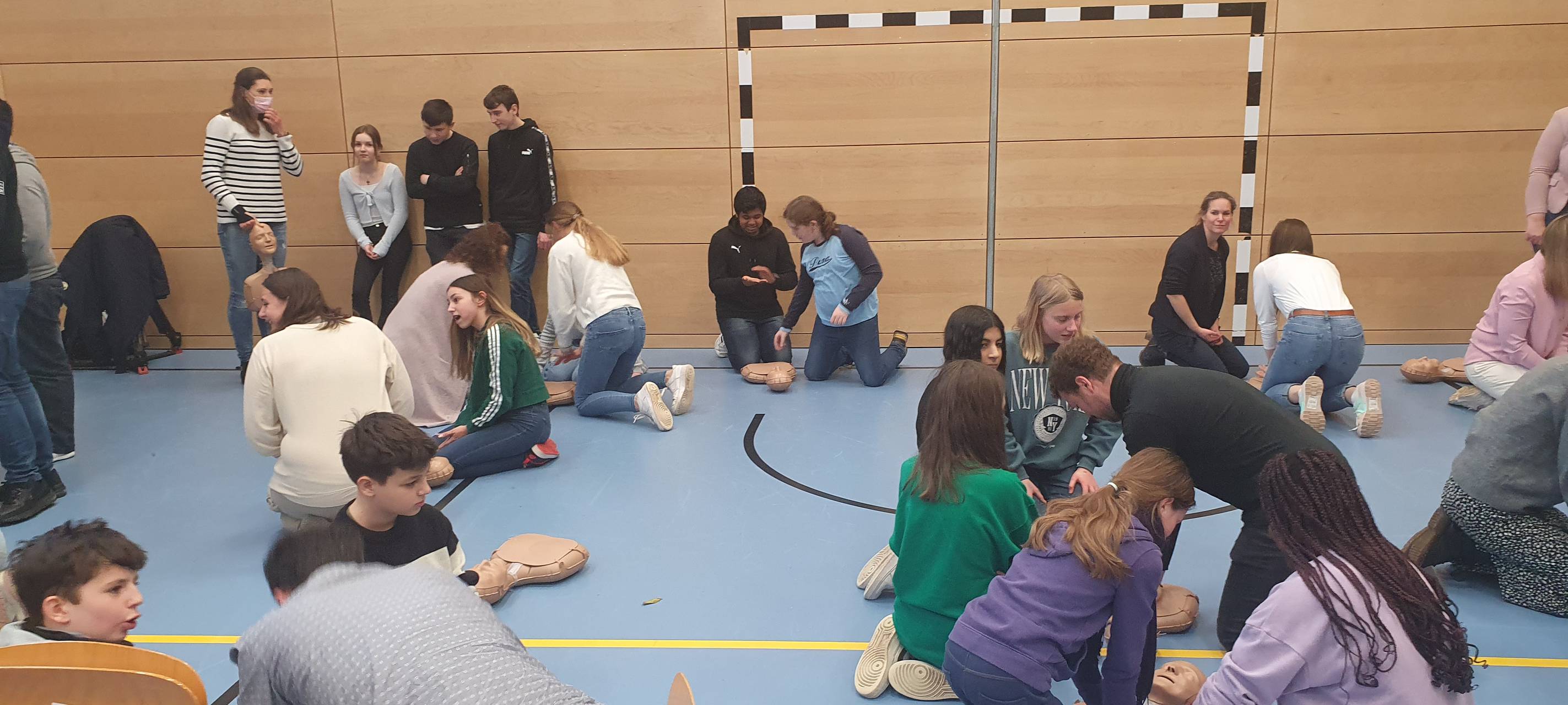 Reanimation in Essen: Schule trainiert für den Notfall