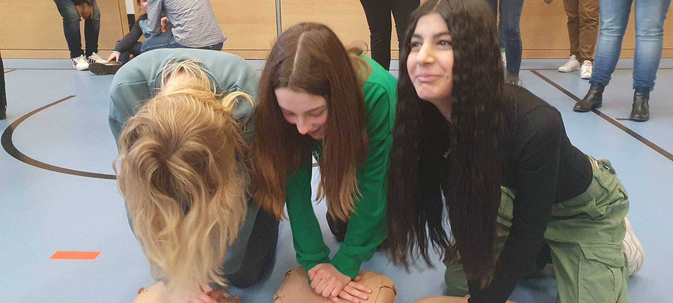 Reanimation in Essen: Schule trainiert für den Notfall