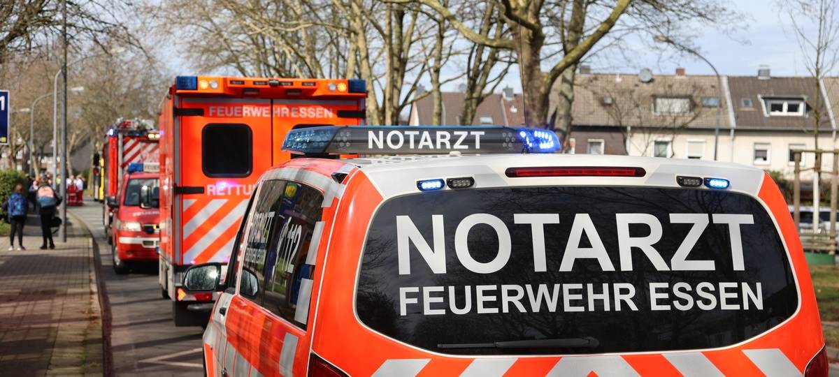Unfall in Essen: Linienbus kollidiert mit Auto