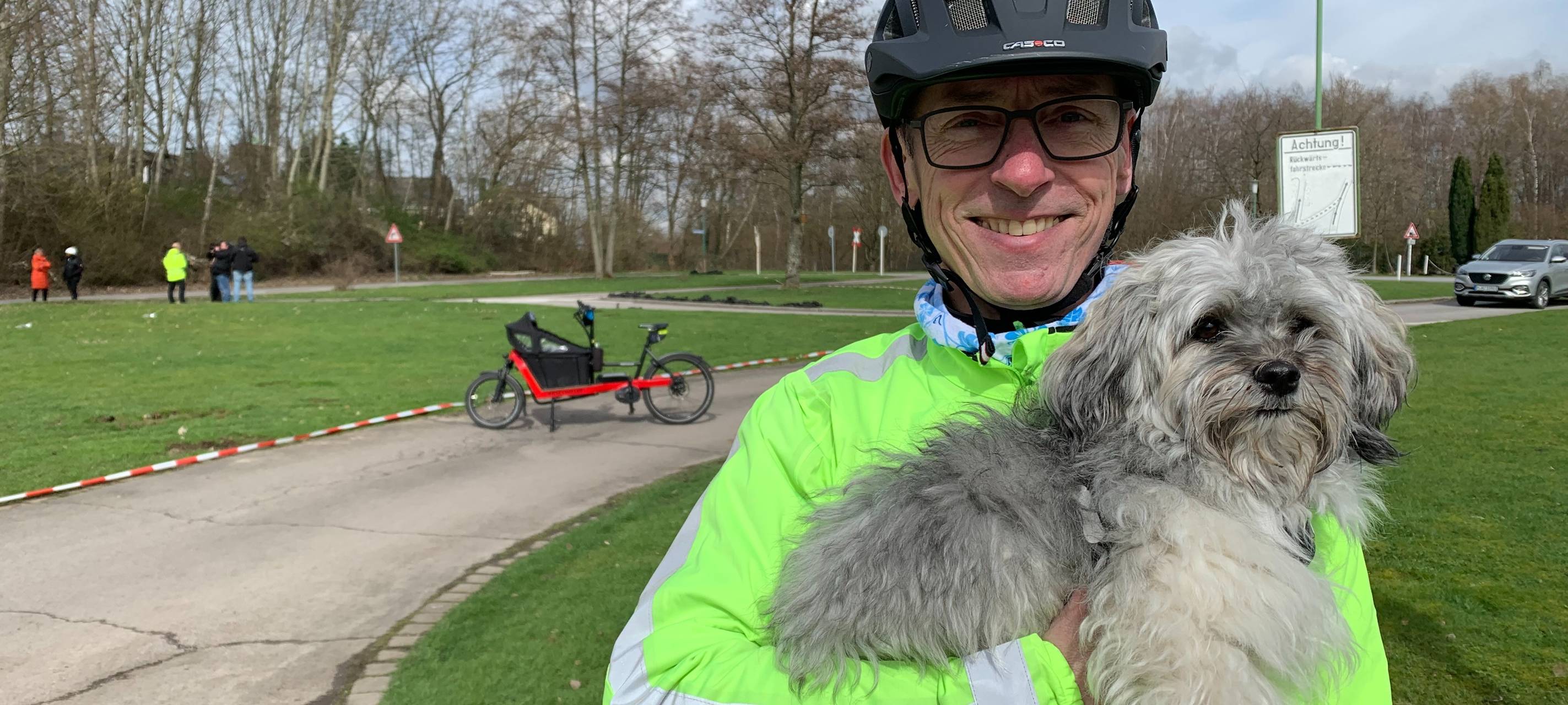 Lastenrad-Fahrer Bernd Schüssler und Hund-crashtest-lastenrad-radio-essen_Fabian Schulenkorf