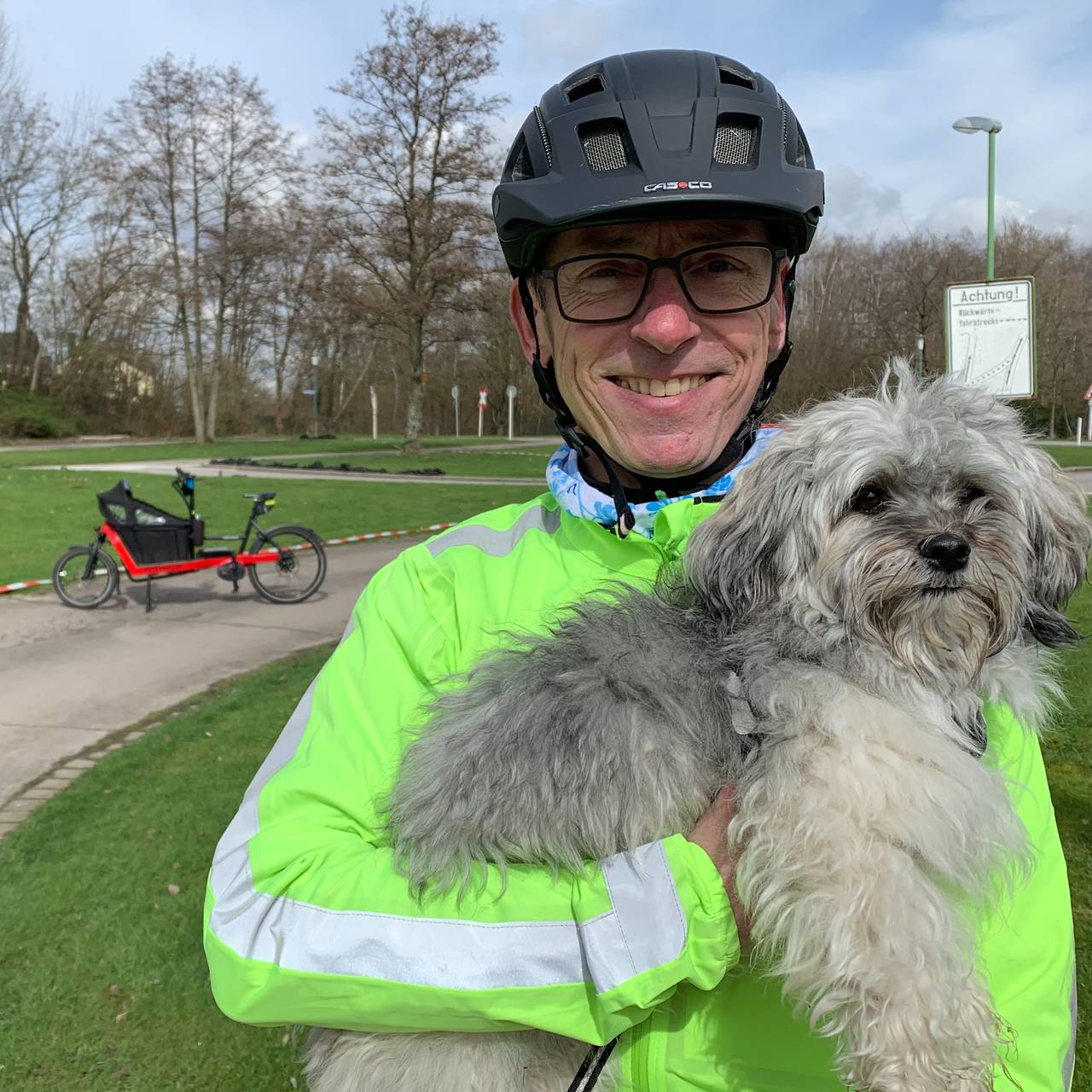 Lastenrad-Fahrer Bernd Schüssler und Hund-crashtest-lastenrad-radio-essen_Fabian Schulenkorf