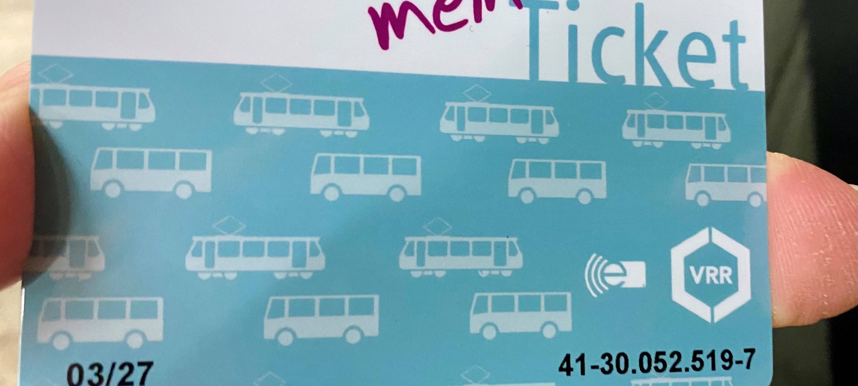 49-Euro-Ticket startet in Essen: Viele Neukunden und vollere Bahnen