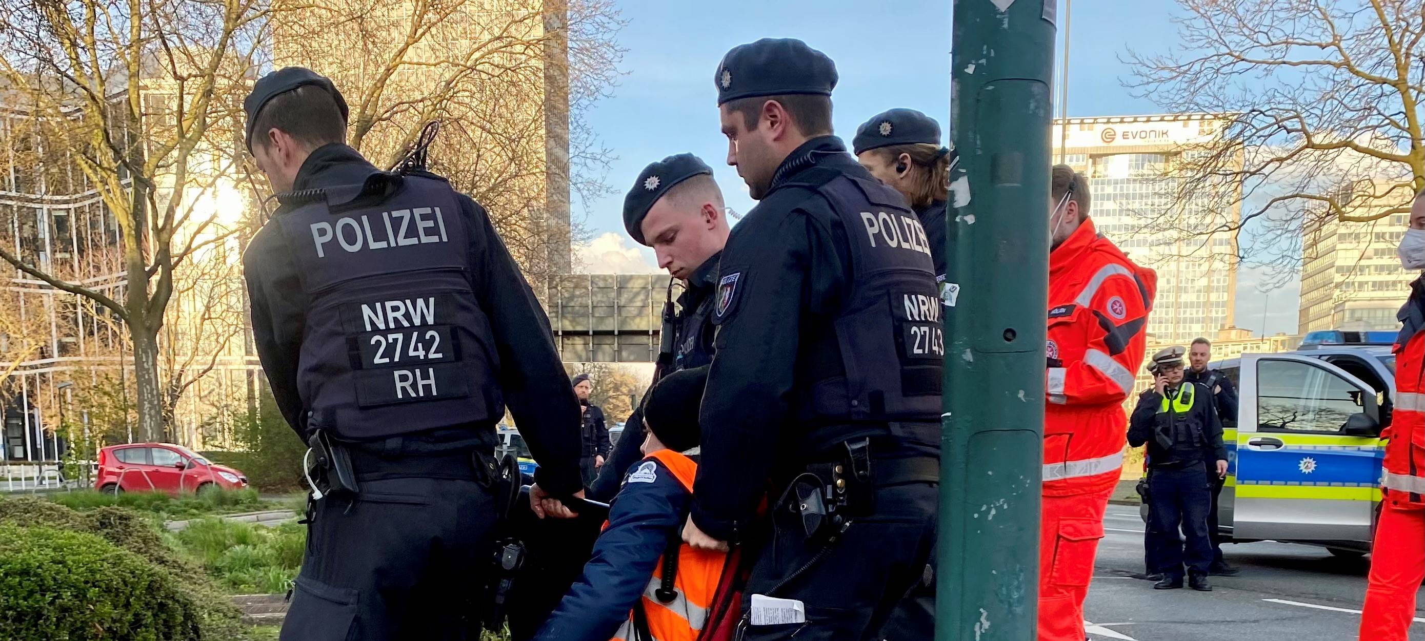 Verkehrsprobleme in Essen: Klimakleber im Feierabendverkehr