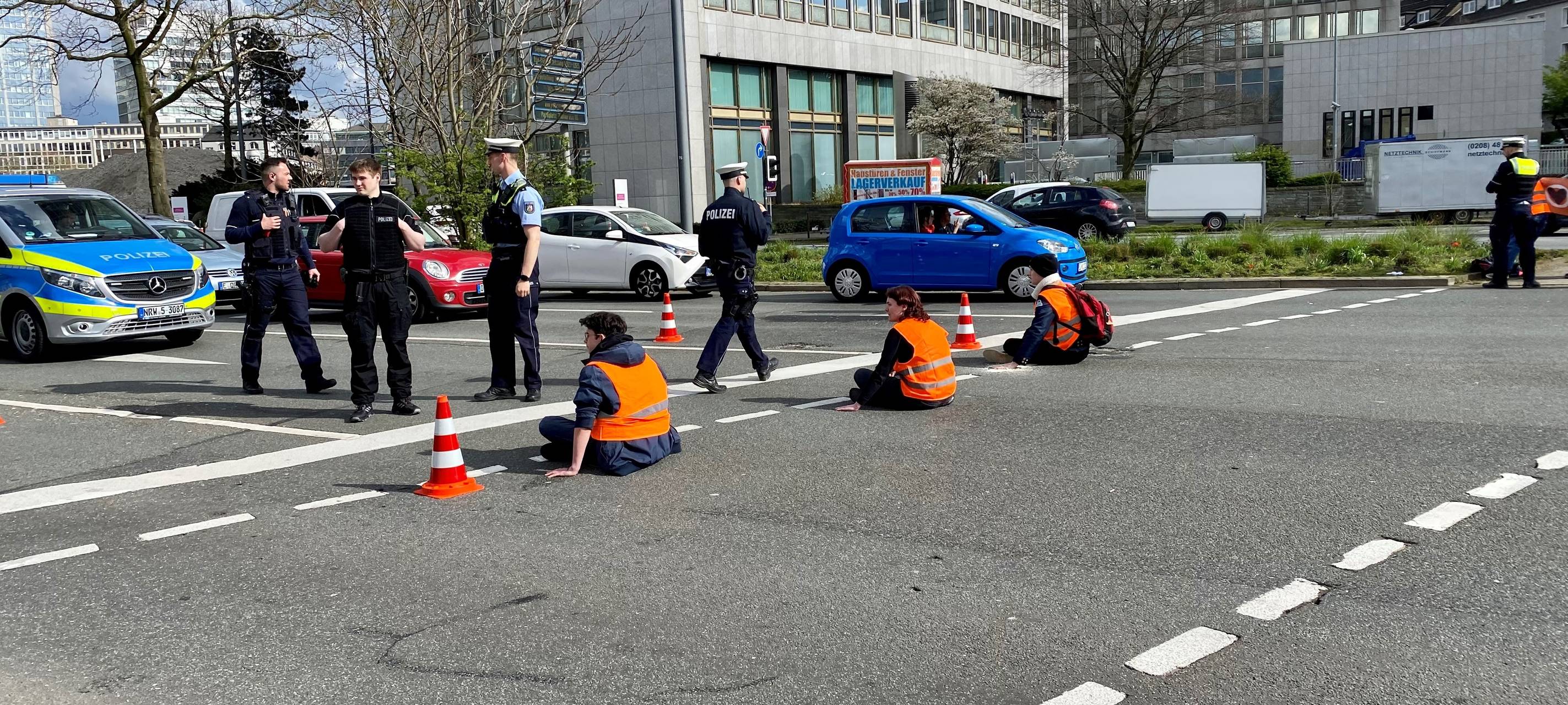 Verkehrsprobleme in Essen: Klimakleber im Feierabendverkehr
