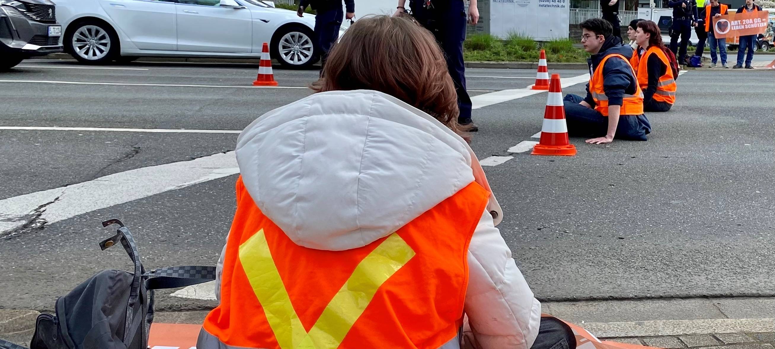 Verkehrsprobleme in Essen: Klimakleber im Feierabendverkehr